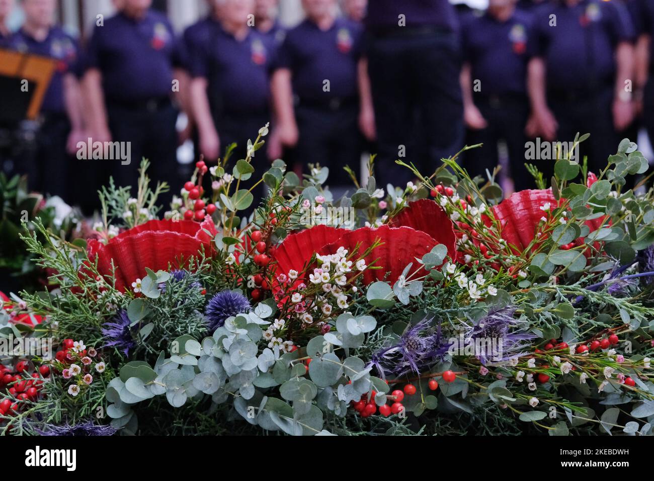 Londres, Royaume-Uni, 11th novembre 2022. Les vétérans de guerre, le personnel du Great Western Railway (GWR) et les membres du public se sont réunis à la gare de Paddington pour un service annuel de commémoration de la Journée de l'armistice. Des couronnes sont arrivées en train de nombreuses villes le long du réseau GWR ce matin quand elles ont été placées à bord par des vétérans ou des fonctionnaires, dans le troisième opération Poppies to Paddington en collaboration avec la Veterans Charity. Crédit : onzième heure Photographie/Alamy Live News Banque D'Images