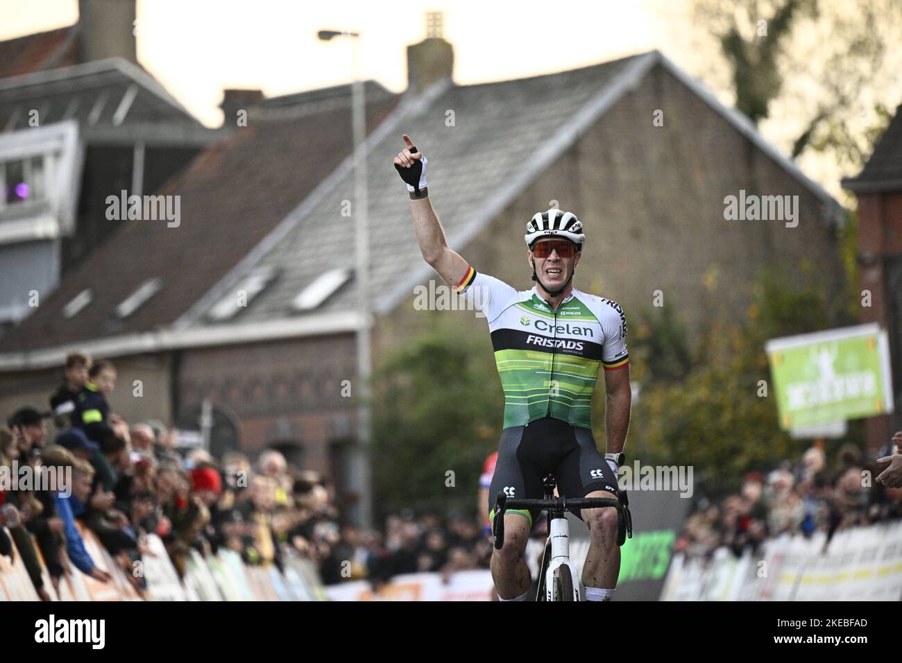 Le Belge Laurens Sweeck célèbre sa victoire à la course d'élite masculine à l'épreuve cycliste 'Jaarmarktcross' à Niel, course 2/8 de la compétition Superprestige, vendredi 11 novembre 2022. BELGA PHOTO JASPER JACOBS Banque D'Images