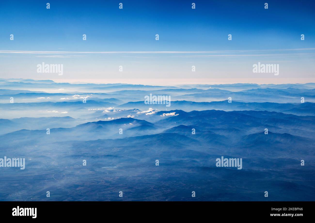 Vue panoramique aérienne de la colline bleue et des montagnes dans le sud de l'Europe. Banque D'Images