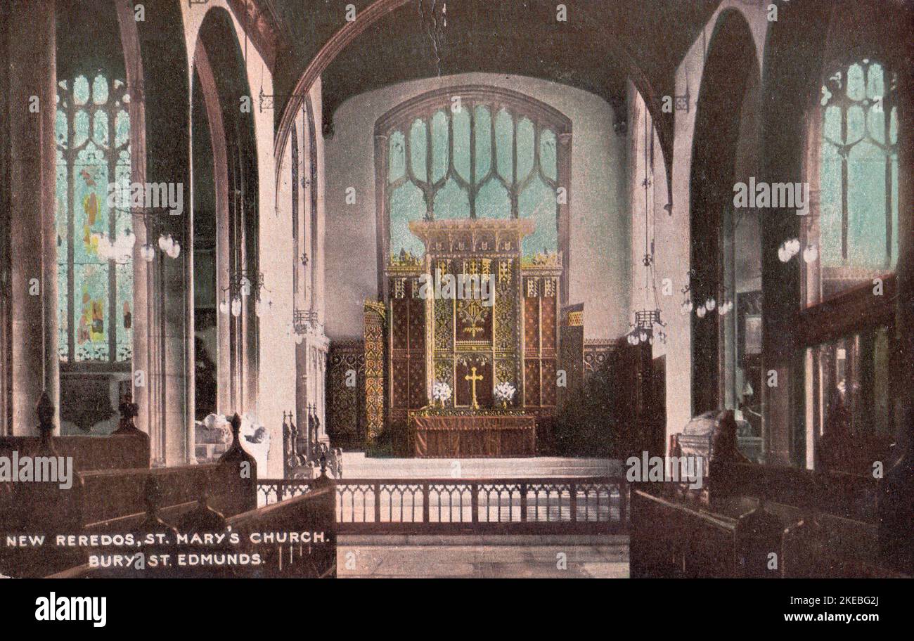 Carte postale couleur de l'intérieur de l'église St Mary, Bury St Edmunds, Suffolk datant de 1910, montrant les nouveaux reredos, le don de MR Lake. Ce réédos a été partiellement enlevé en 1933 quand il a été décidé que l'échelle de l'édifice était inappropriée. Il a été entièrement supprimé en 1962 à la suite d'une évaluation supplémentaire qui a considéré l'installation comme une erreur. Banque D'Images