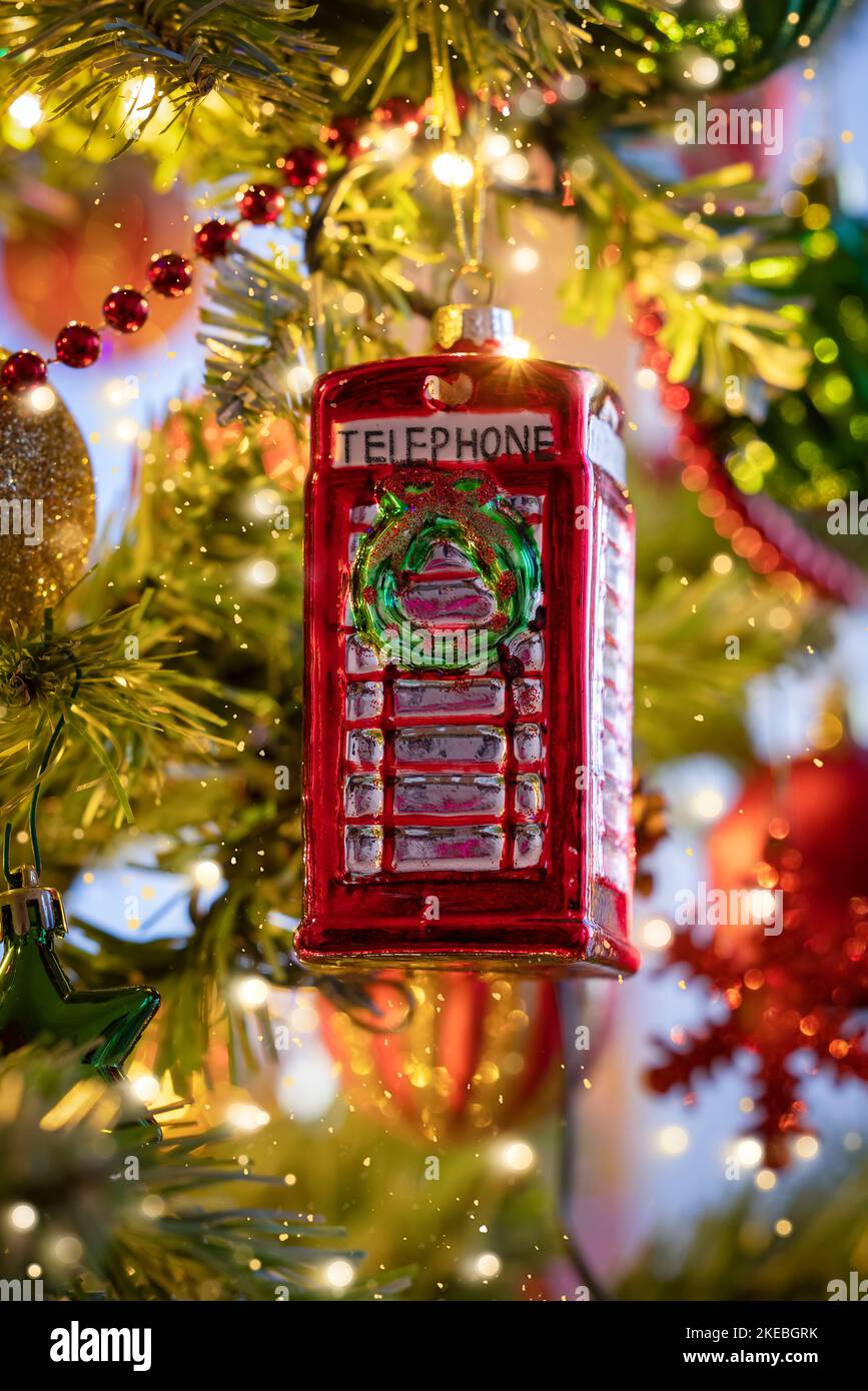 Un classique, britannique, rouge cabine téléphonique de l'Angleterre comme un ornement de noël Banque D'Images