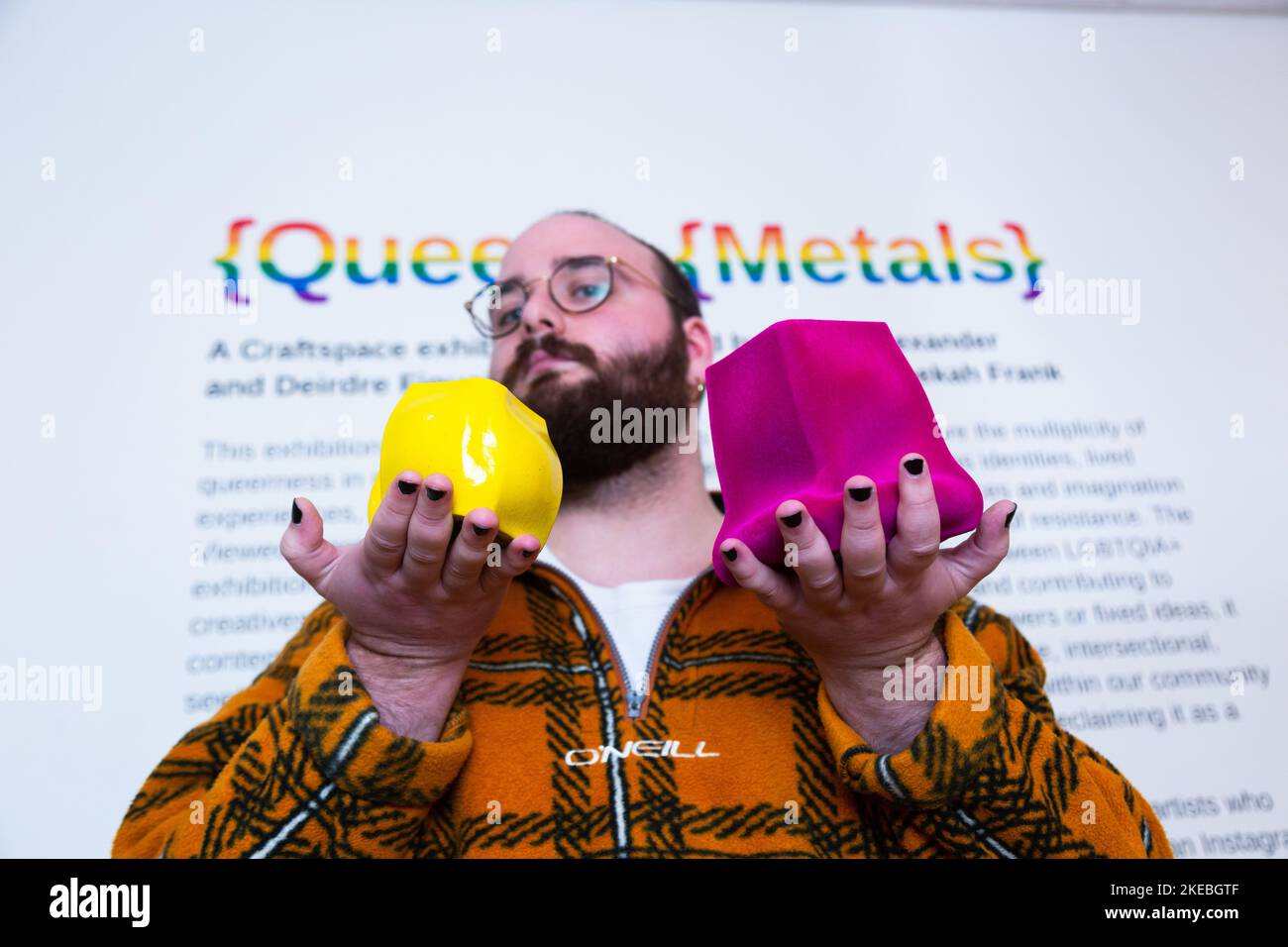 Birmingham, Royaume-Uni. 11th novembre 2022. L'artiste Theo Somerville-Scott détient des modèles de transformations de l'acier pour une pièce plus grande appelée Orlando. L'œuvre fait partie d'une exposition « métaux reer » au Midlands Arts Centre, Birmingham, du 12th au 18 novembre. Les 8 artistes du spectacle explorent le travail du métal et la multiplicité de la quanerie. Crédit : Peter Lophan/Alay Live News Banque D'Images