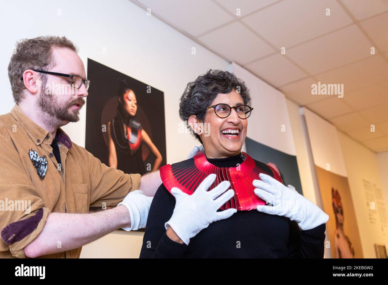 Birmingham, Royaume-Uni. 11th novembre 2022. Le conservateur d'art Deirdre Figueiro Dons une pièce de cou appelée Pagoda II par l'artiste Dauvit Alexander. L'œuvre fait partie d'une exposition « métaux reer » au Midlands Arts Centre, Birmingham, du 12th au 18 novembre. Les 8 artistes du spectacle explorent le travail du métal et la multiplicité de la quanerie. Crédit : Peter Lophan/Alay Live News Banque D'Images