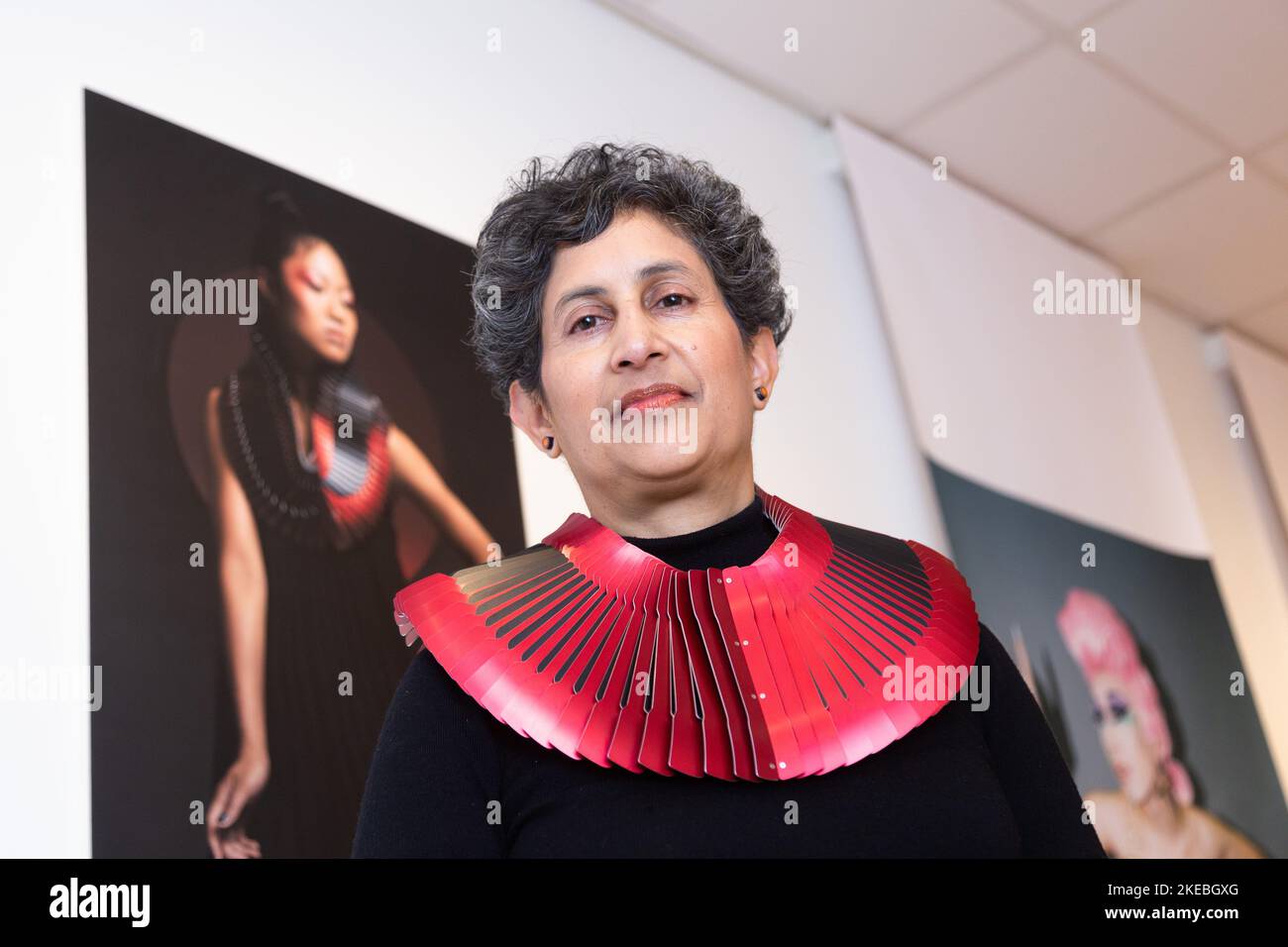 Birmingham, Royaume-Uni. 11th novembre 2022. Le conservateur d'art Deirdre Figueiro Dons une pièce de cou appelée Pagoda II par l'artiste Dauvit Alexander. L'œuvre fait partie d'une exposition « métaux reer » au Midlands Arts Centre, Birmingham, du 12th au 18 novembre. Les 8 artistes du spectacle explorent le travail du métal et la multiplicité de la quanerie. Crédit : Peter Lophan/Alay Live News Banque D'Images