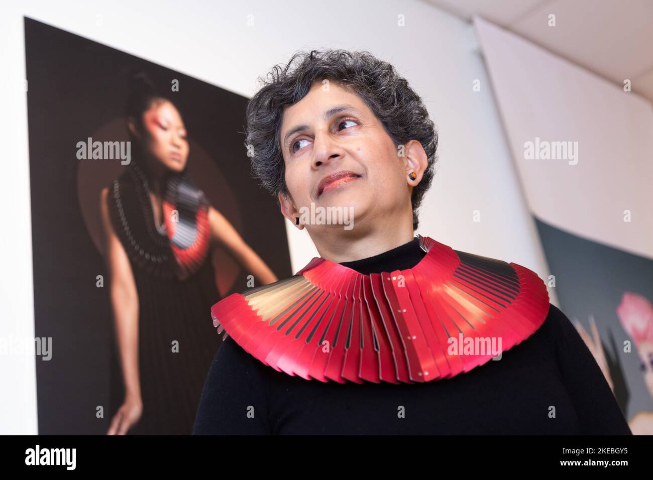 Birmingham, Royaume-Uni. 11th novembre 2022. Le conservateur d'art Deirdre Figueiro Dons une pièce de cou appelée Pagoda II par l'artiste Dauvit Alexander. L'œuvre fait partie d'une exposition « métaux reer » au Midlands Arts Centre, Birmingham, du 12th au 18 novembre. Les 8 artistes du spectacle explorent le travail du métal et la multiplicité de la quanerie. Crédit : Peter Lophan/Alay Live News Banque D'Images