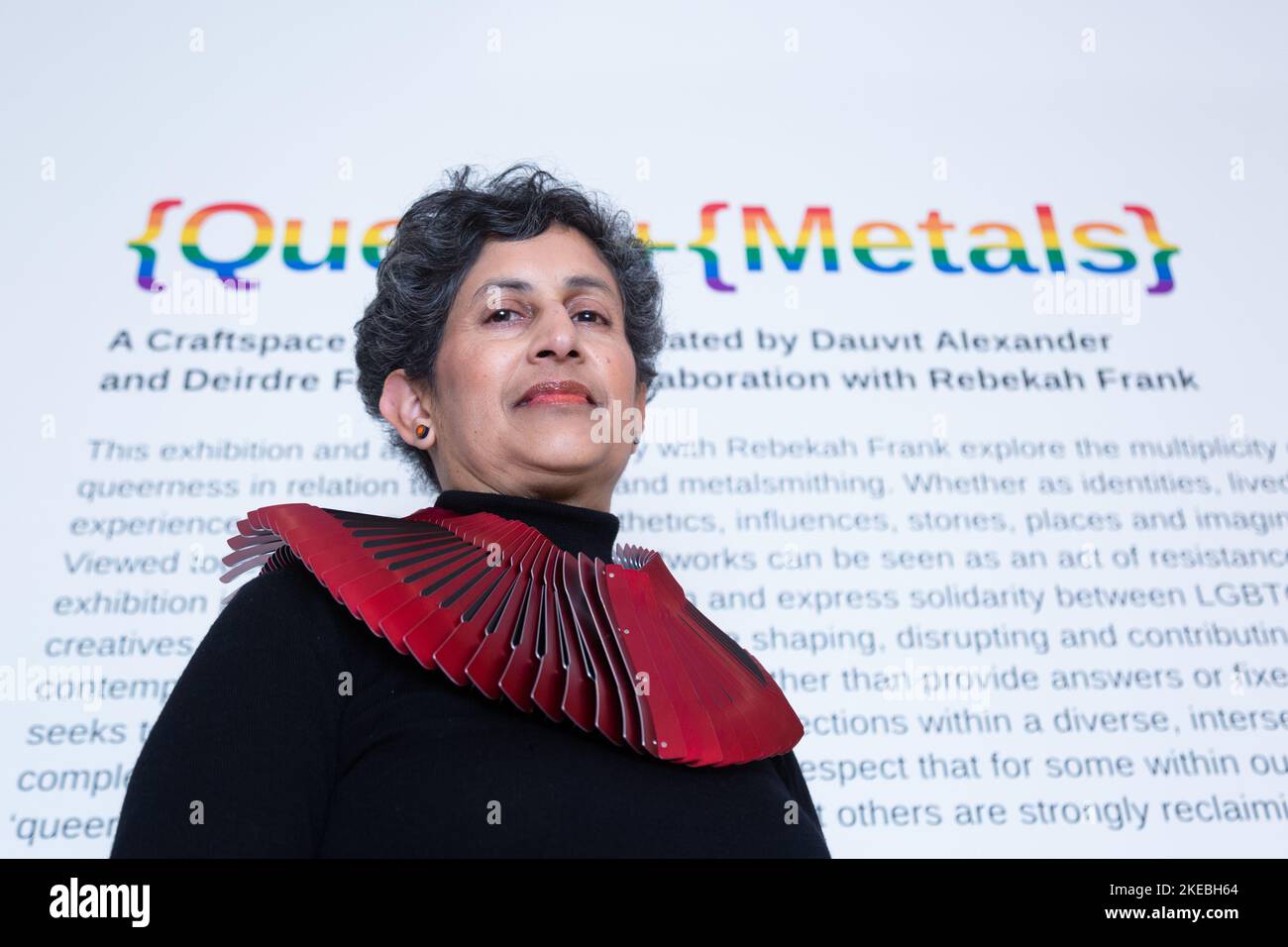 Birmingham, Royaume-Uni. 11th novembre 2022. Le conservateur d'art Deirdre Figueiro Dons une pièce de cou appelée Pagoda II par l'artiste Dauvit Alexander. L'œuvre fait partie d'une exposition « métaux reer » au Midlands Arts Centre, Birmingham, du 12th au 18 novembre. Les 8 artistes du spectacle explorent le travail du métal et la multiplicité de la quanerie. Crédit : Peter Lophan/Alay Live News Banque D'Images