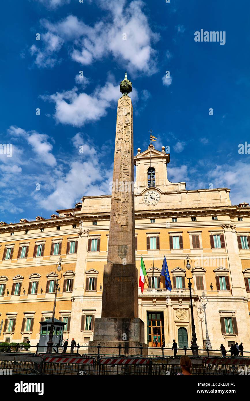 Rome Lazio Italie. Le Palazzo Montecitorio est un palais de la Chambre des députés, la chambre basse du Parlement italien. Banque D'Images