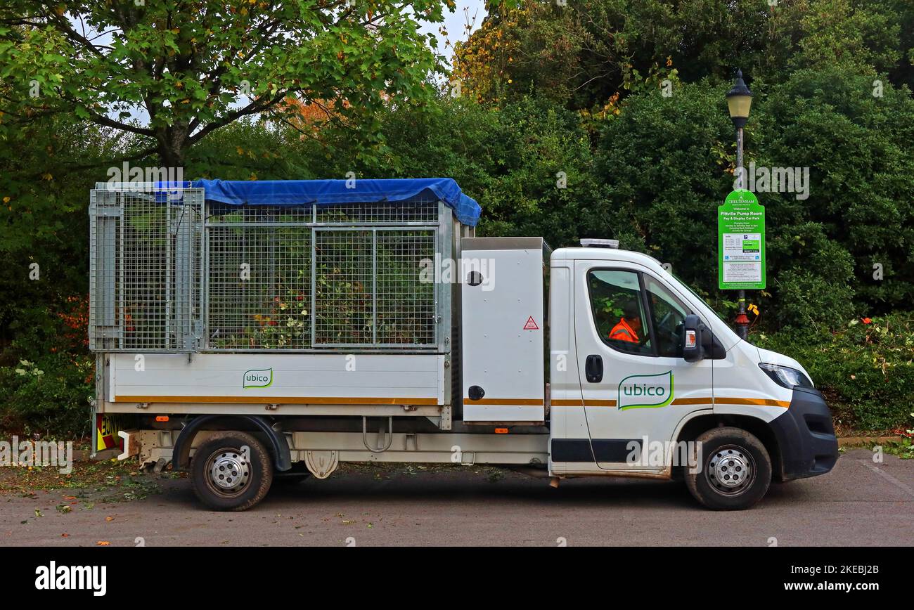 Ubico véhicule de déchets travaillant à Cheltenham, Gloucestershire, Angleterre, Royaume-Uni, GL50 1AD Banque D'Images