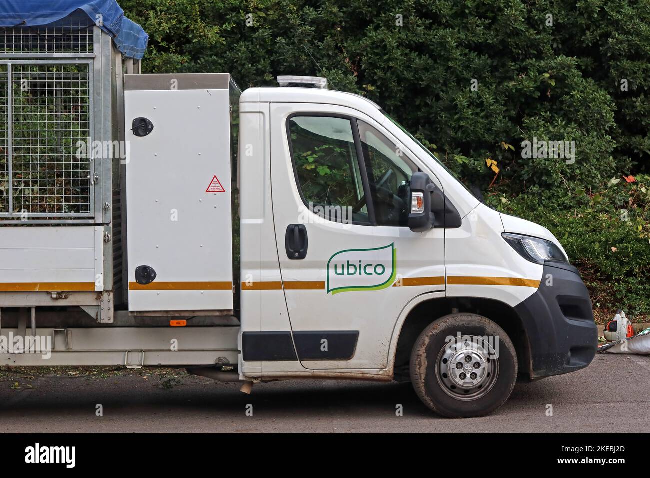 Ubico véhicule de déchets travaillant à Cheltenham, Gloucestershire, Angleterre, Royaume-Uni, GL50 1AD Banque D'Images