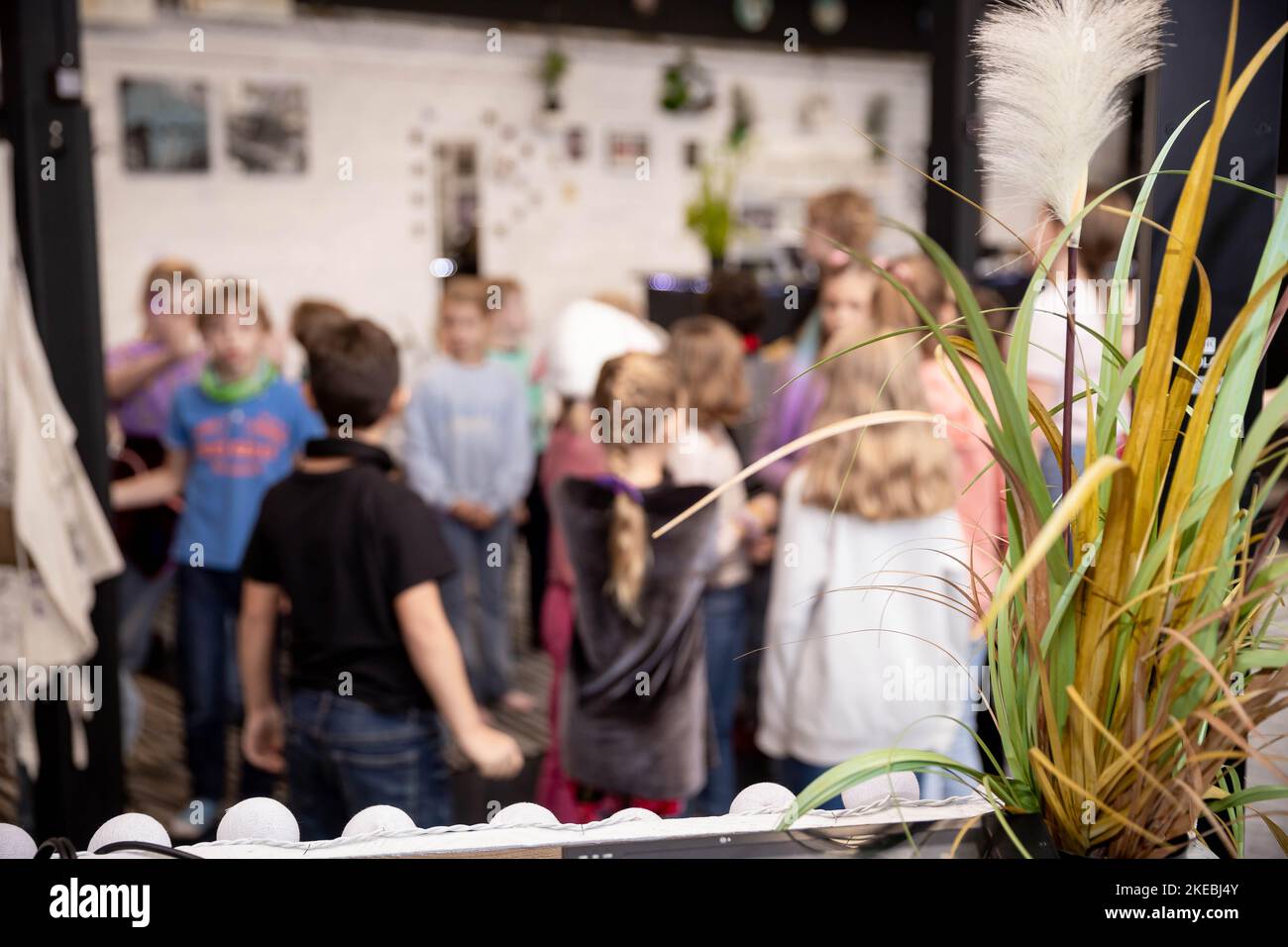 Les enfants jouent avec le professeur dans le studio Banque D'Images