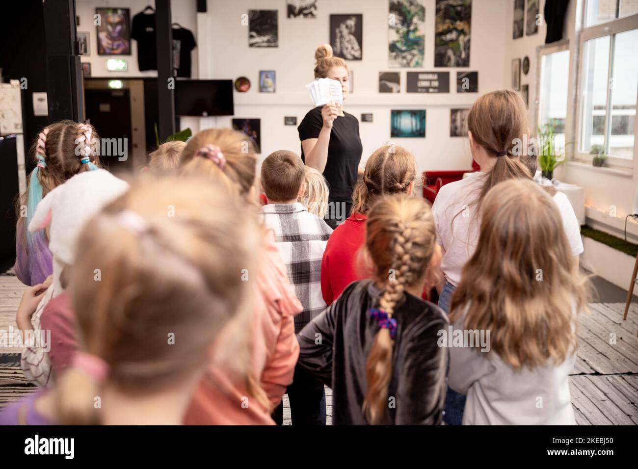Les enfants jouent avec le professeur dans le studio Banque D'Images