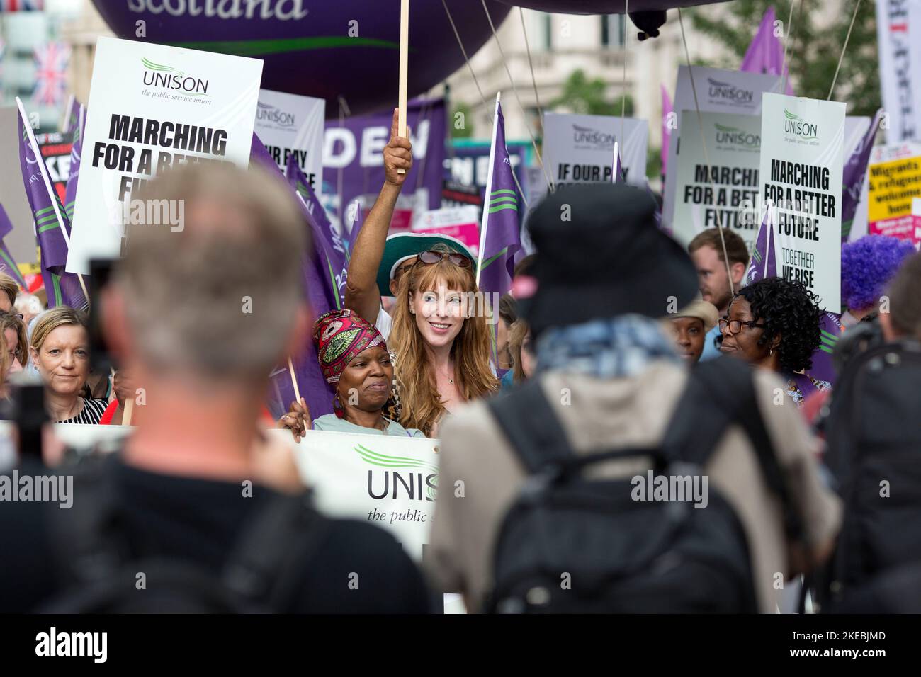 Angela Rayner, députée du Parti travailliste, est vue derrière une bannière tandis que les participants défilent lors de la manifestation « We Demand Better » organisée par la TUC à Londres. Banque D'Images