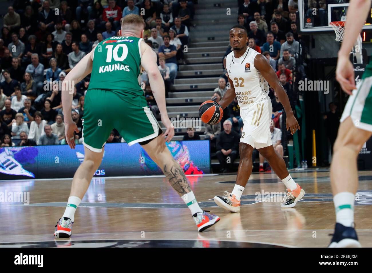 Retin OBASOHAN de Lyon et Rollands SMITS de Zalgiris Kaunas pendant le match Euroligue des compagnies aériennes turques de basket-ball entre LDLC ASVEL Villeurbanne et Zalgiris Kaunas sur 10 novembre 2022 à Astroballe à Villeurbanne, France - photo Romain Biard / Isports / DPPI Banque D'Images