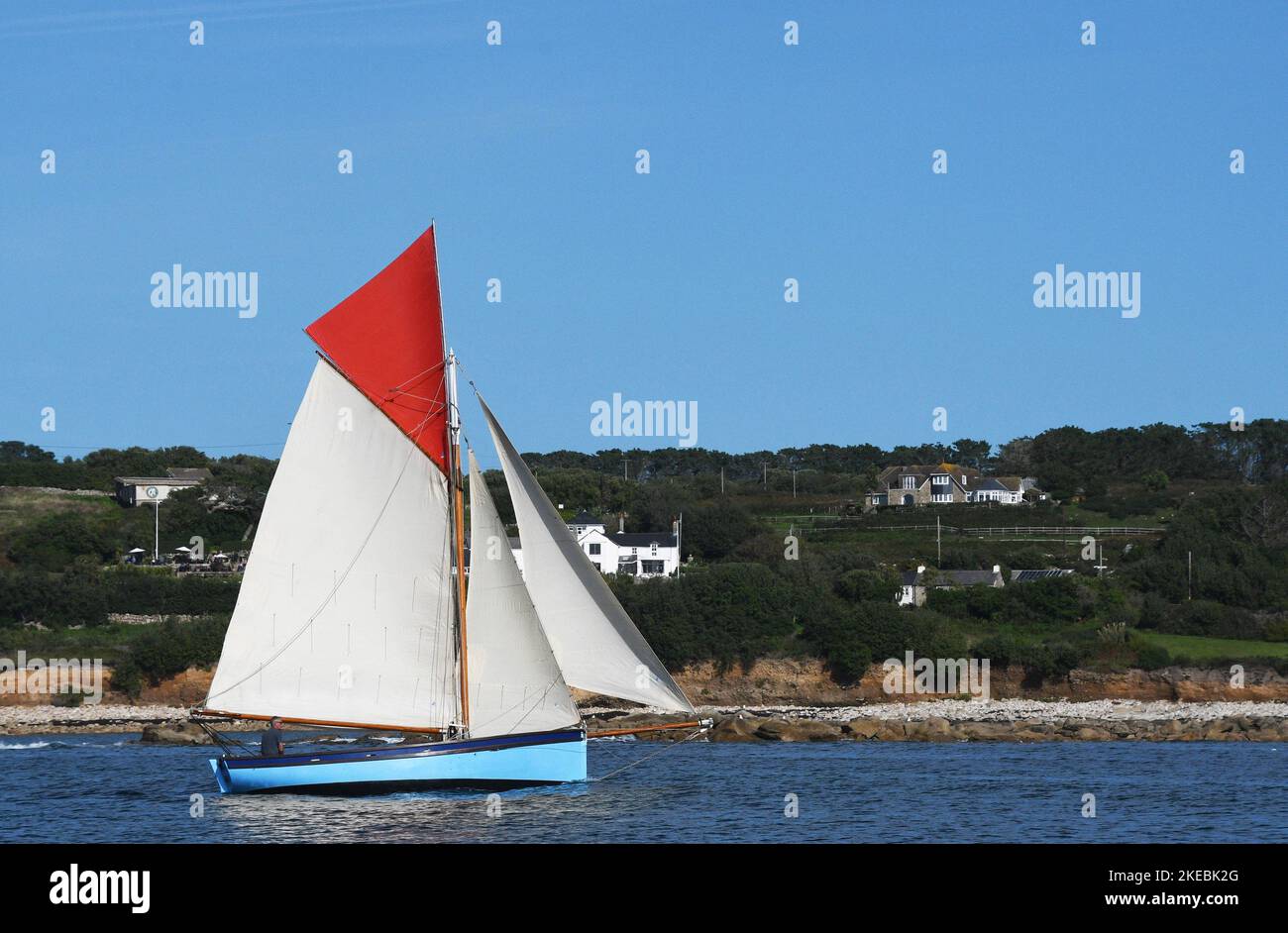 Gouffs coupeur rigged naviguant près de la côte de St Marys, l'île principale dans les îles de Scilly archepelago, de la pointe de Cornwall. Banque D'Images