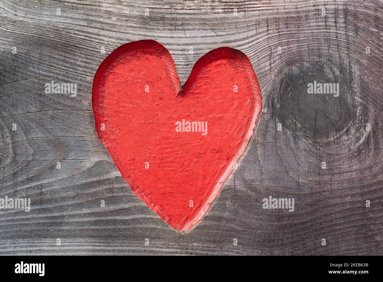 Coeur rouge romantique dans une plaque de porte en bois. Modèle d'arrière-plan romantique pour mariage, noël et autres occasions charmantes. Banque D'Images