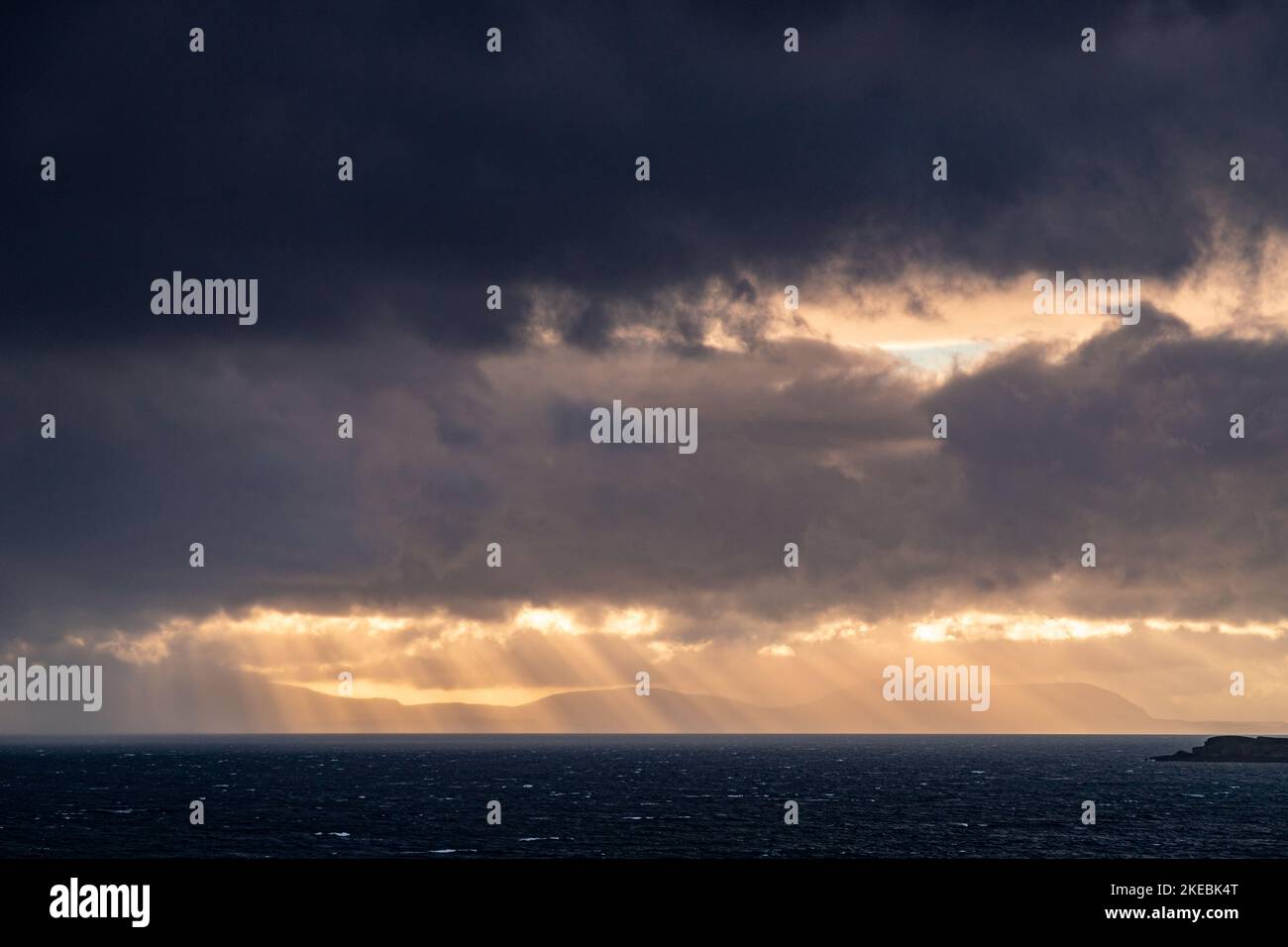 Poutres de soleil sur l'océan Atlantique depuis la côte nord-ouest de l'Écosse Banque D'Images