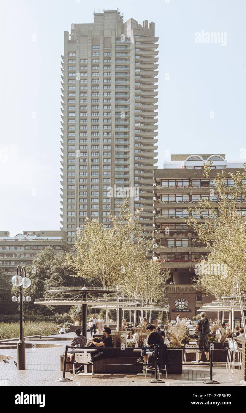 La vue sur la Tour Shakespeare, le Barbican Estate, à Londres, et les gens appréciant la journée ensoleillée Banque D'Images