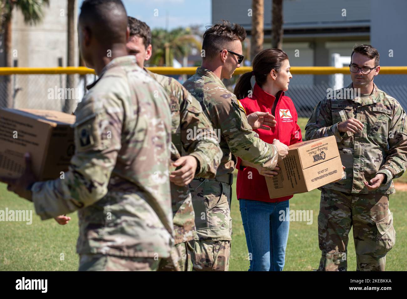 La première dame de Floride Casey DeSantis travaille avec la Garde nationale de Floride pour fournir de la nourriture aux citoyens touchés de Pine Island, en Floride, à la suite de l'ouragan Ian. (ÉTATS-UNIS) Banque D'Images