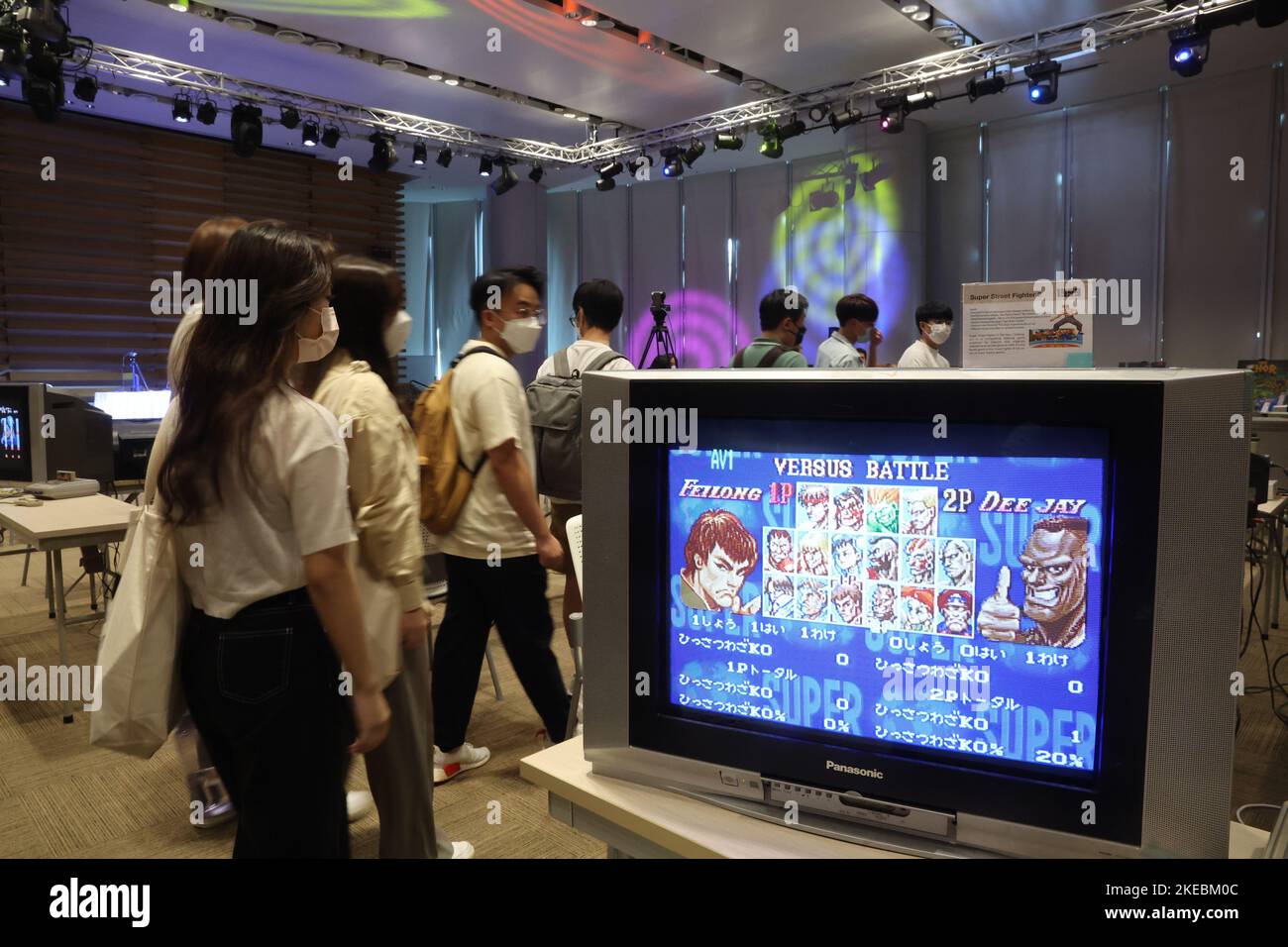 Visiteurs jouant à un jeu de télévision classique à RETRO.HK Gaming Expo 2022 à l'Université Hang Seng de Hong Kong à Sha Tin. 28OCT22 SCMP/Edmond SO Banque D'Images