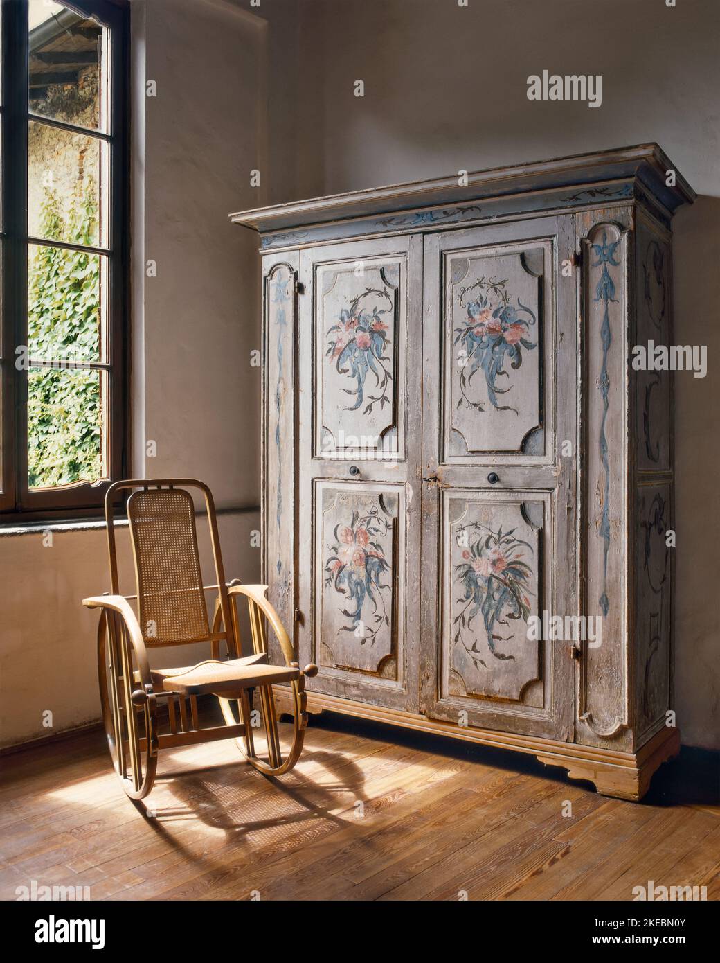 gros plan sur une vieille armoire décorée d'un fauteuil à bascule le sol est en bois Banque D'Images gros plan sur une vieille armoire décorée d'un fauteuil à bascule le sol est en bois Banque D'Images