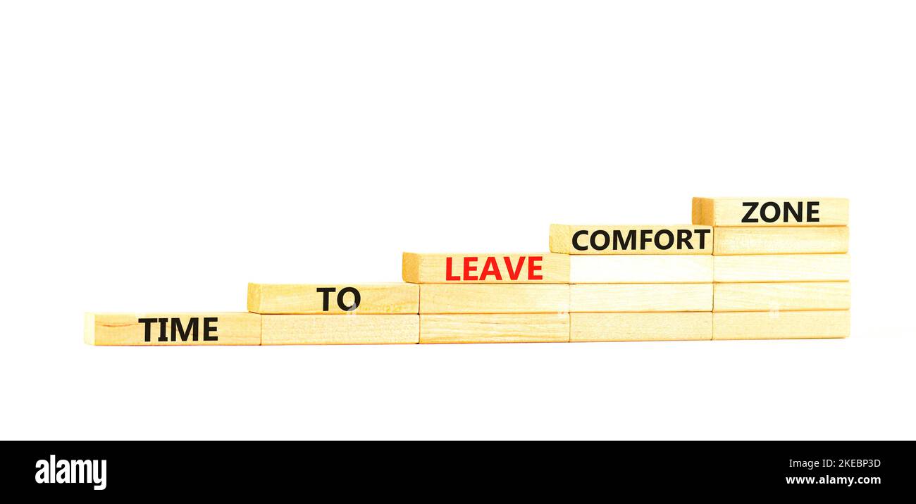 Laissez le symbole de zone de confort. Concept mots temps pour quitter la zone de confort sur des blocs de bois. Magnifique table blanche fond blanc. Temps de travail pour quitter c Banque D'Images