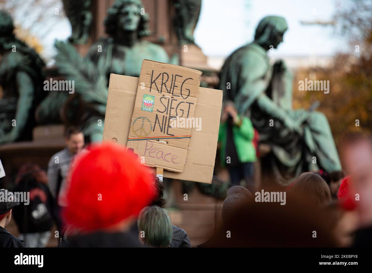 Sur 11 novembre 2022, environ 292 personnes se sont rassemblées sous le slogan Soeder climat Fairy Tales pour manifester contre l'amendement de la loi bavaroise sur la protection du climat. Les militants de Fridays for future et DE BUND-Youth se sont plaints de la pure apparence politique. (Photo par Alexander Pohl/Sipa USA) crédit: SIPA USA/Alay Live News Banque D'Images