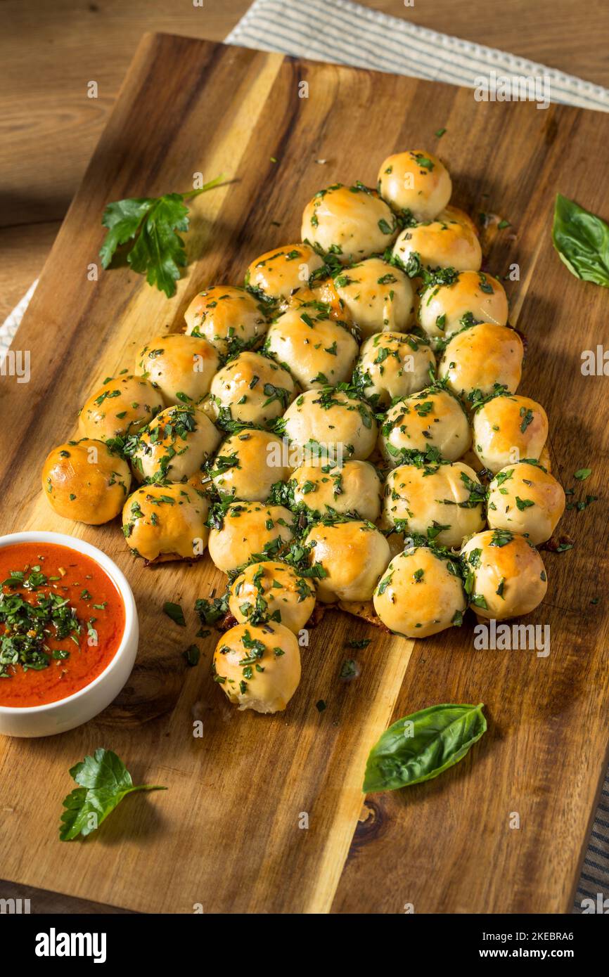 Pain à pizza maison tiré à l'écart de Noël avec sauce Marinara Banque D'Images