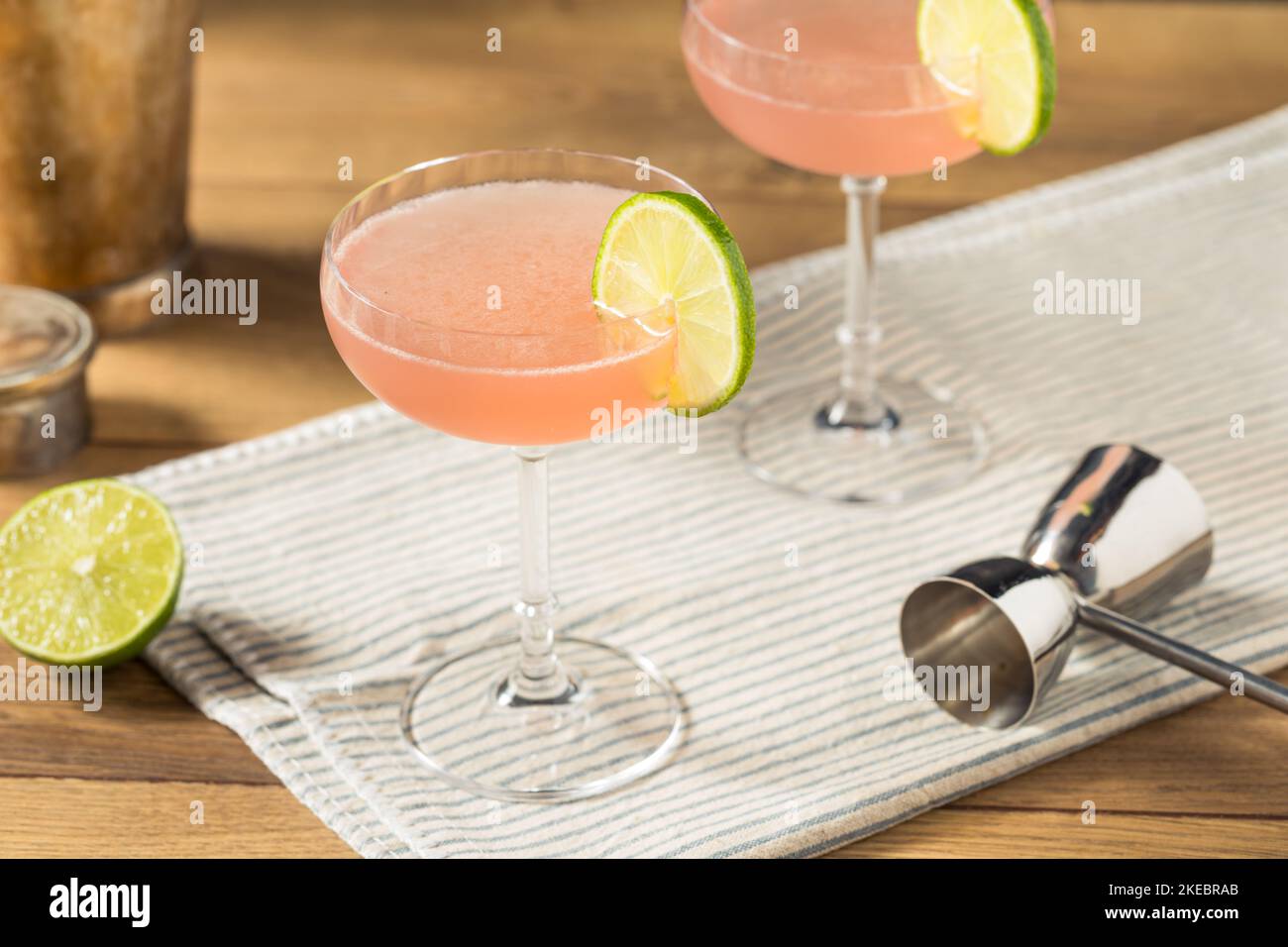 Cocktail rafraîchissant de Cosmopolitan roses avec vodka et citron vert Banque D'Images