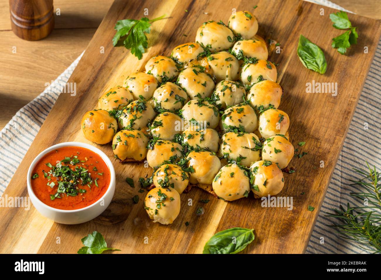 Pain à pizza maison tiré à l'écart de Noël avec sauce Marinara Banque D'Images