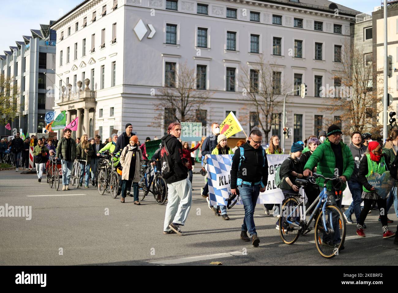 Sur 11 novembre 2022, environ 292 personnes se sont rassemblées sous le slogan Soeder climat Fairy Tales pour manifester contre l'amendement de la loi bavaroise sur la protection du climat. Les militants de Fridays for future et DE BUND-Youth se sont plaints de la pure apparence politique. (Photo par Alexander Pohl/Sipa USA) Banque D'Images