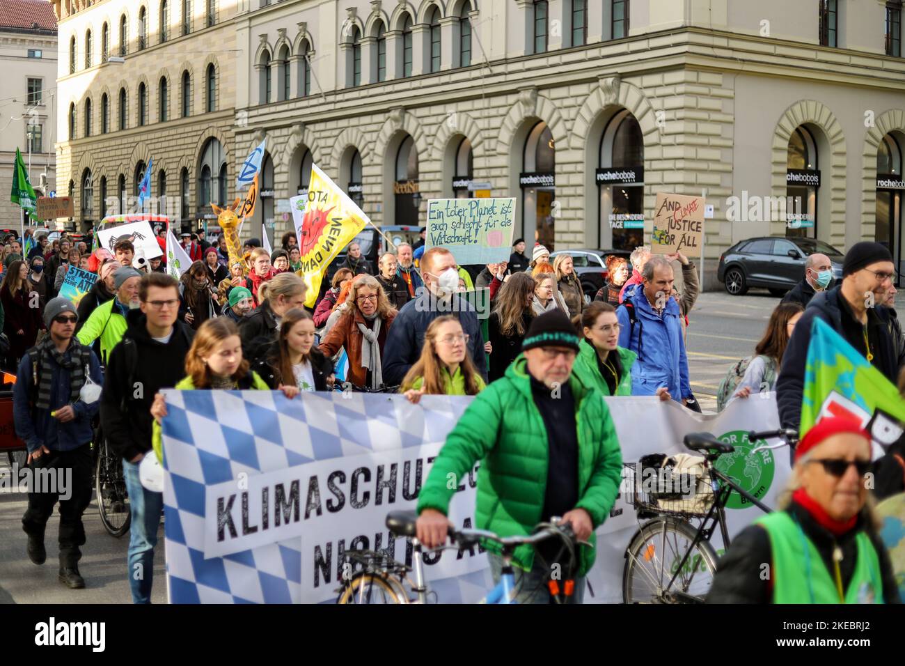 Sur 11 novembre 2022, environ 292 personnes se sont rassemblées sous le slogan Soeder climat Fairy Tales pour manifester contre l'amendement de la loi bavaroise sur la protection du climat. Les militants de Fridays for future et DE BUND-Youth se sont plaints de la pure apparence politique. (Photo par Alexander Pohl/Sipa USA) Banque D'Images