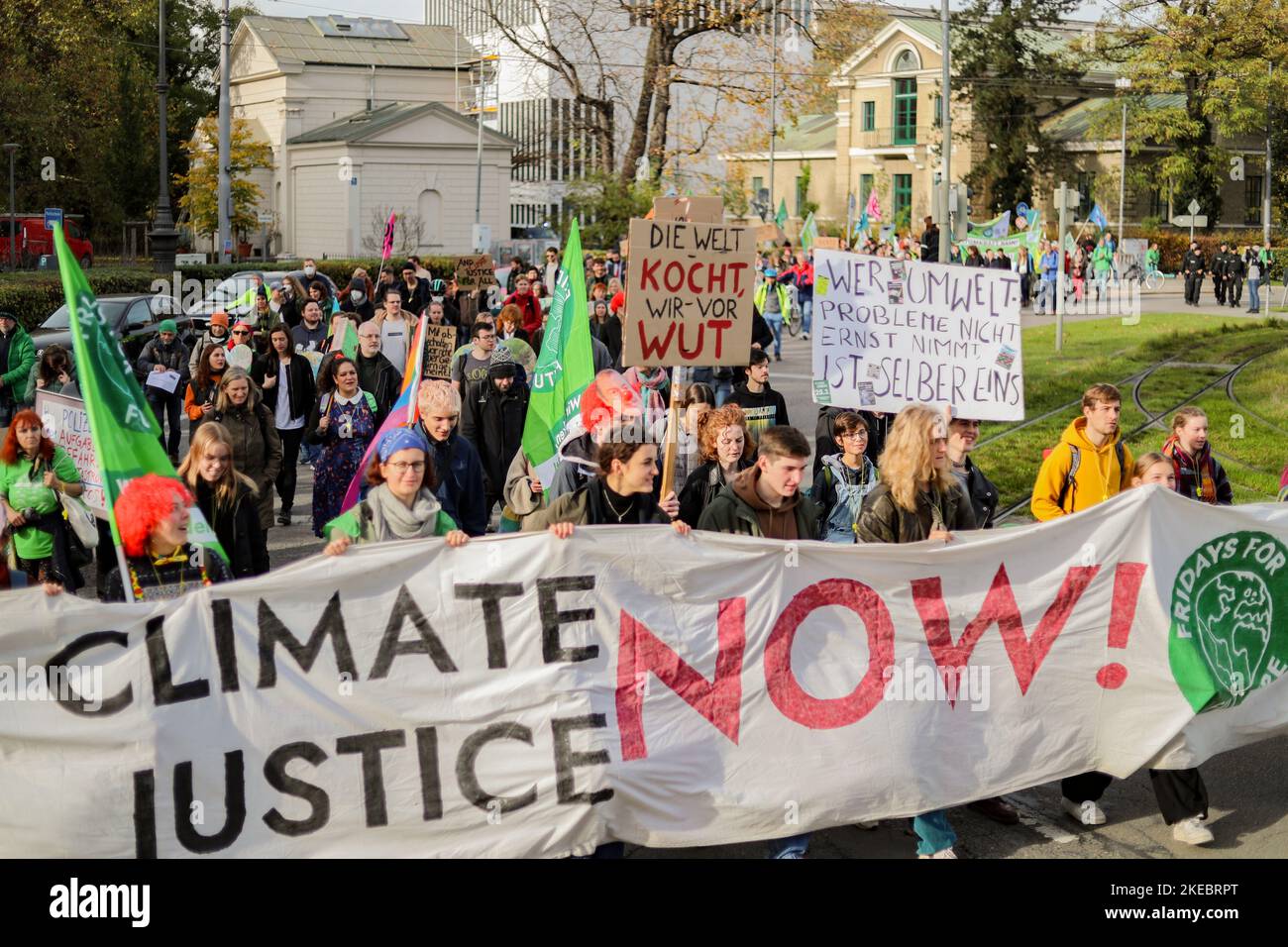 Sur 11 novembre 2022, environ 292 personnes se sont rassemblées sous le slogan Soeder climat Fairy Tales pour manifester contre l'amendement de la loi bavaroise sur la protection du climat. Les militants de Fridays for future et DE BUND-Youth se sont plaints de la pure apparence politique. (Photo par Alexander Pohl/Sipa USA) crédit: SIPA USA/Alay Live News Banque D'Images