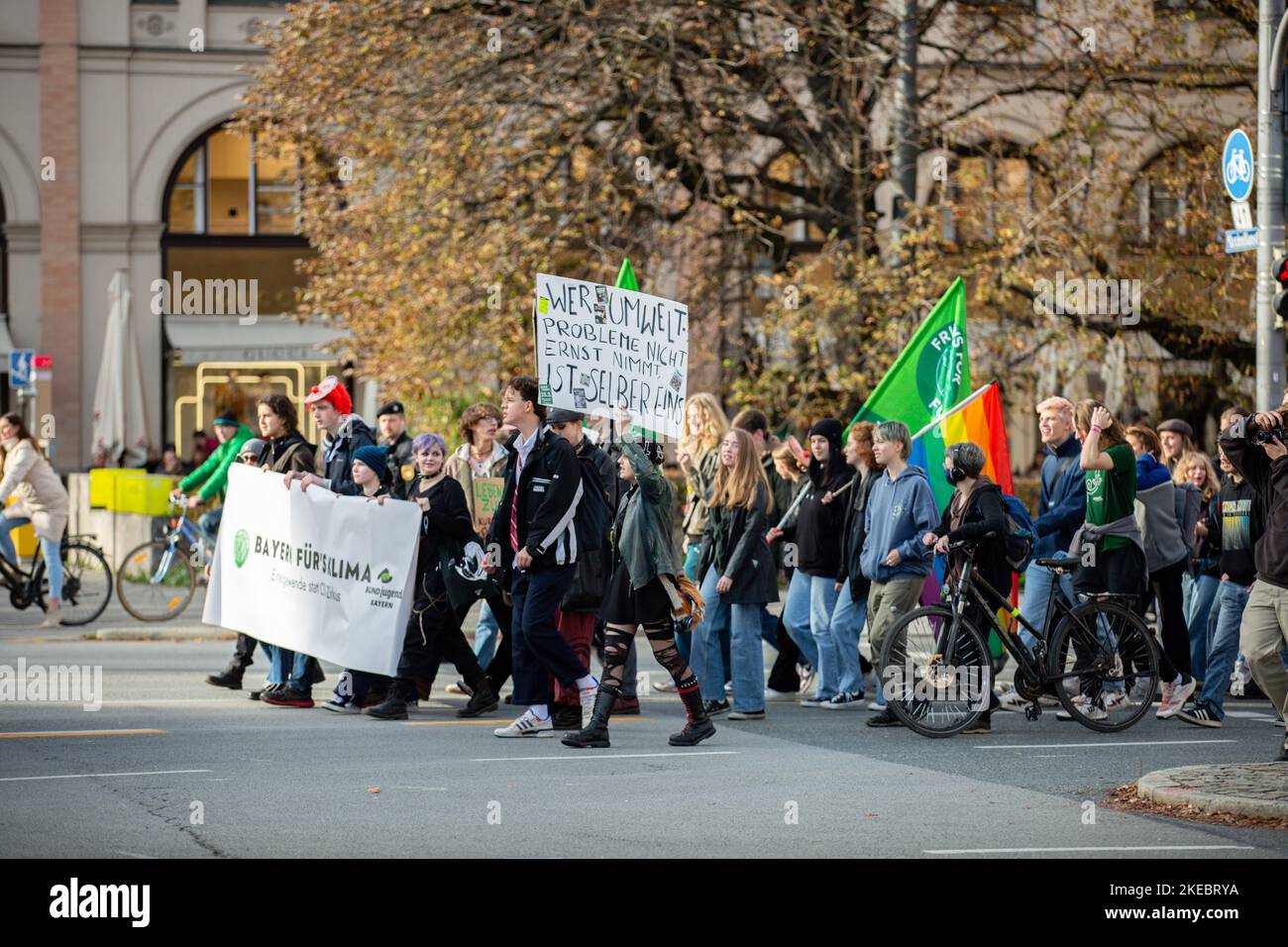 Sur 11 novembre 2022, environ 292 personnes se sont rassemblées sous le slogan Soeder climat Fairy Tales pour manifester contre l'amendement de la loi bavaroise sur la protection du climat. Les militants de Fridays for future et DE BUND-Youth se sont plaints de la pure apparence politique. (Photo par Alexander Pohl/Sipa USA) Banque D'Images