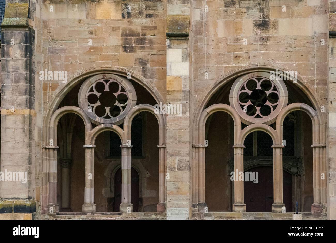 Vue rapprochée de deux fenêtres retracées du couloir du cloître gothique construit entre 1245 et 1270, reliant la célèbre cathédrale de Trèves... Banque D'Images