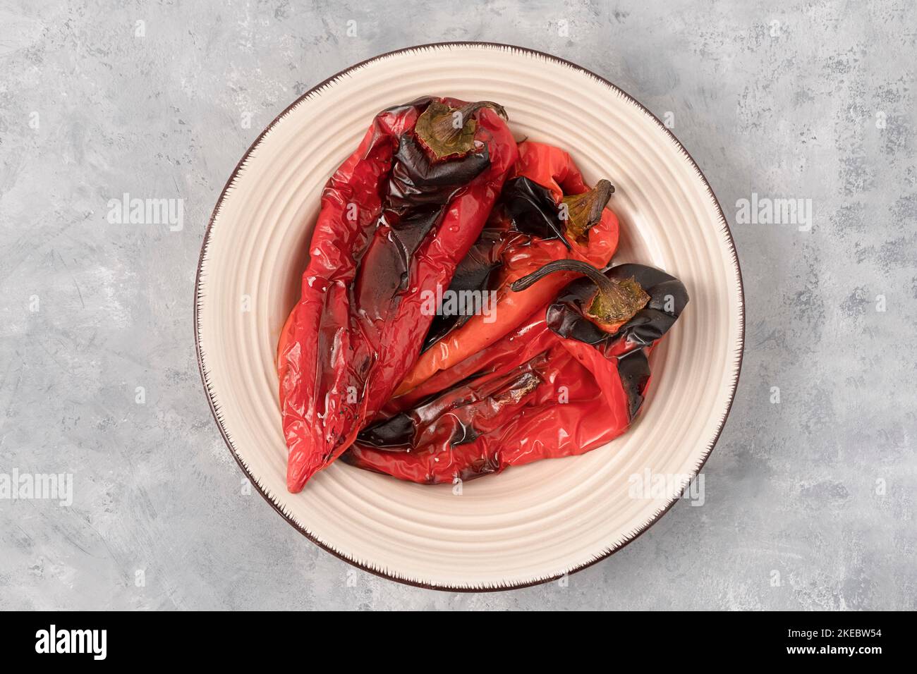 Vue de dessus des poivrons rouges rôtis, cuisine balkanique Banque D'Images
