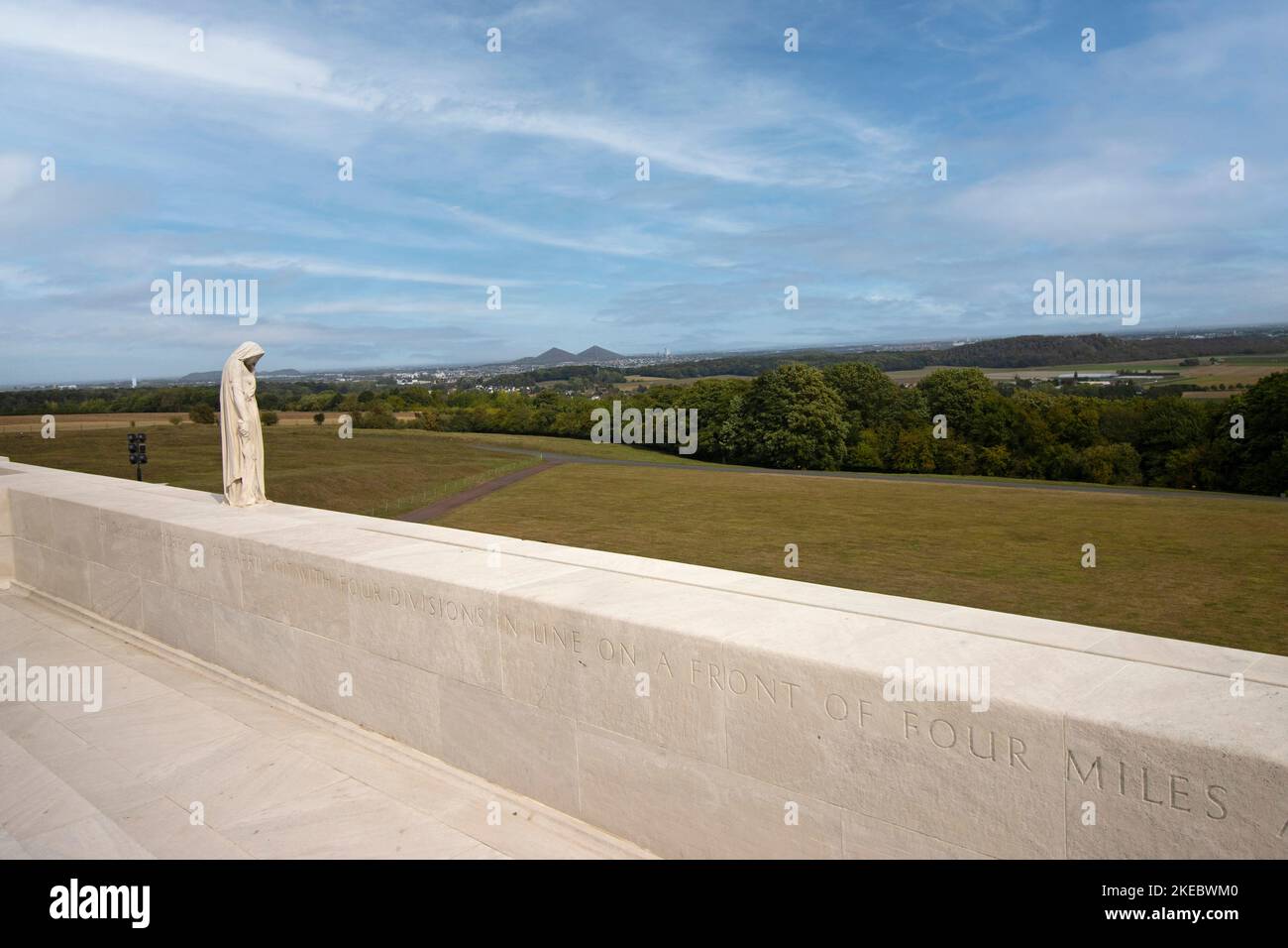 La figure du Canada est privée du Mémorial de la crête de Vimy, du mémorial de guerre du Canada, de Vimy, au loin, des sentiers du nord de la France. Banque D'Images