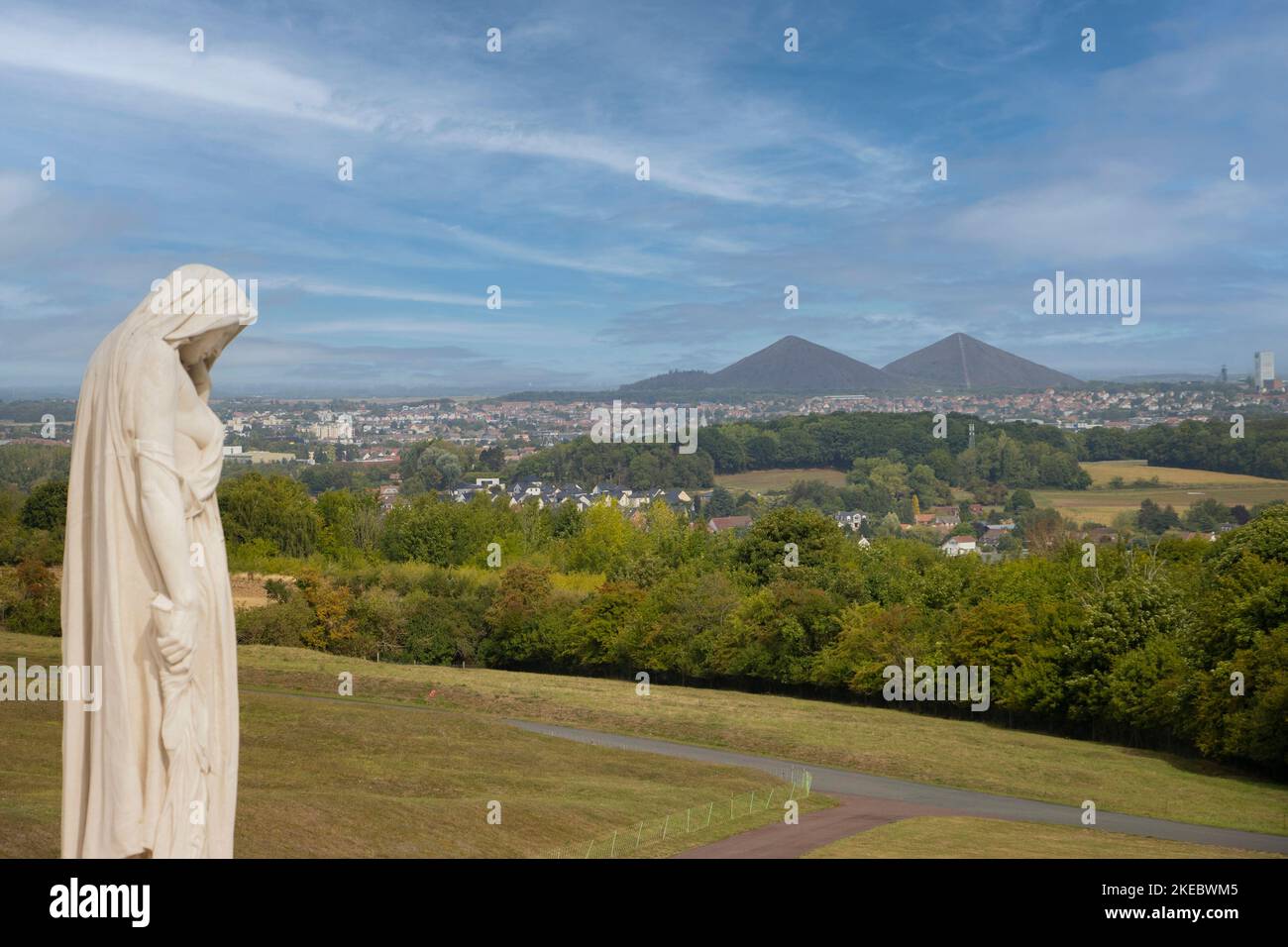 La figure du Canada est privée du Mémorial de la crête de Vimy, du mémorial de guerre du Canada, de Vimy, au loin, des sentiers du nord de la France. Banque D'Images