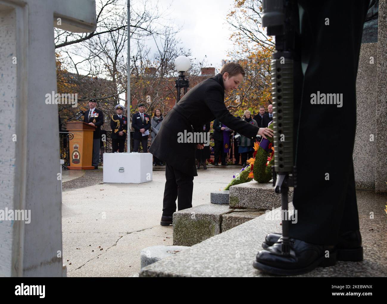 Halifax, Nouvelle-Écosse, Canada. 11th novembre 2022. Le représentant de la Croix d'argent, Brooke Ingram, fille du Sgt. Vaughn Ingram, 1 PPCLI, tué en Afghanistan, dépose une couronne à la cérémonie du jour du souvenir au cimetière national de guerre de Saint-Jean‚Äôs, le vendredi 11 novembre 2022. LA PRESSE CANADIENNE/Paul Daly Credit: La presse canadienne/Alamy Live News Banque D'Images