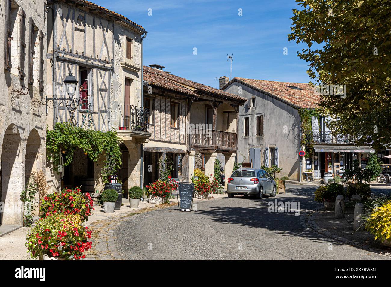 Fourcès est l'un des plus beaux villages de France. C'est un village typique de l'Occitan, qui a la particularité d'avoir une place centrale de ro Banque D'Images