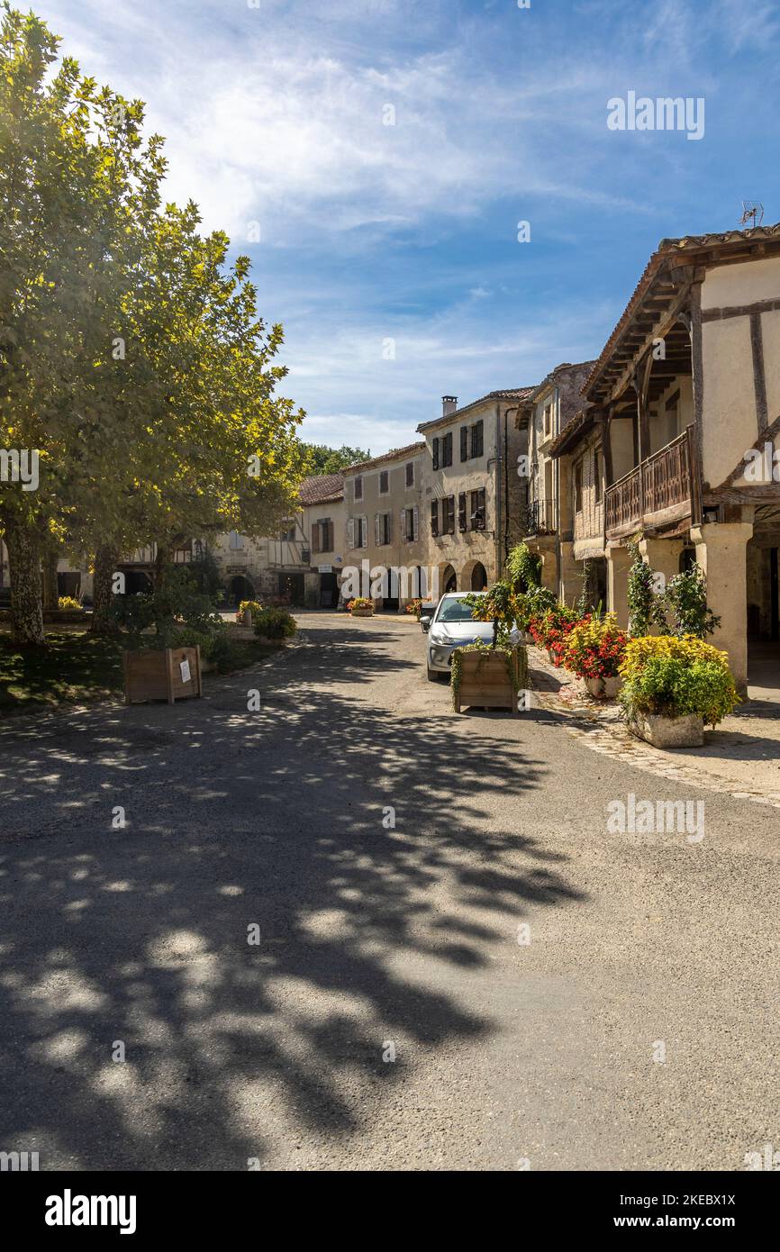 Fourcès est l'un des plus beaux villages de France. C'est un village typique de l'Occitan, qui a la particularité d'avoir une place centrale de ro Banque D'Images