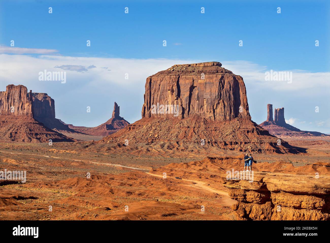 Un couple peut admirer les vues majestueuses offertes par John Ford point et admirer le Golden Jewel de l'Utah dans la couronne, l'Epic Monument Valley. La vallée est Banque D'Images