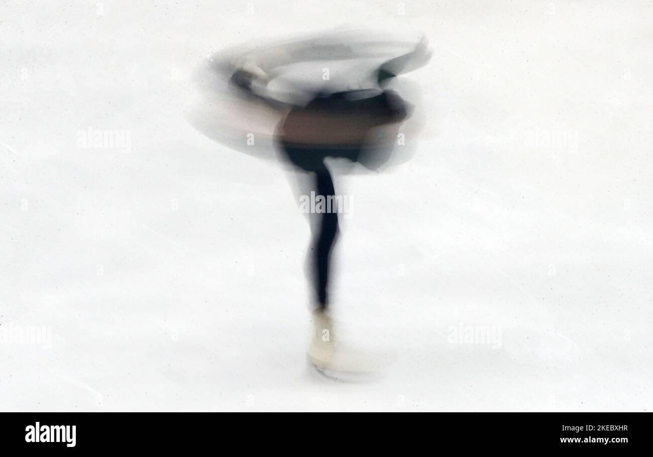 Vue générale d'une patineuse féminine lors du Grand Prix de patinage artistique 2022 de l'UIP à Ice Sheffield. Date de la photo: Vendredi 11 novembre 2022. Banque D'Images