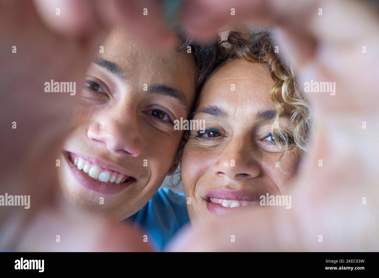 Portrait de couple de maman et de fils ensemble une maison faisant une