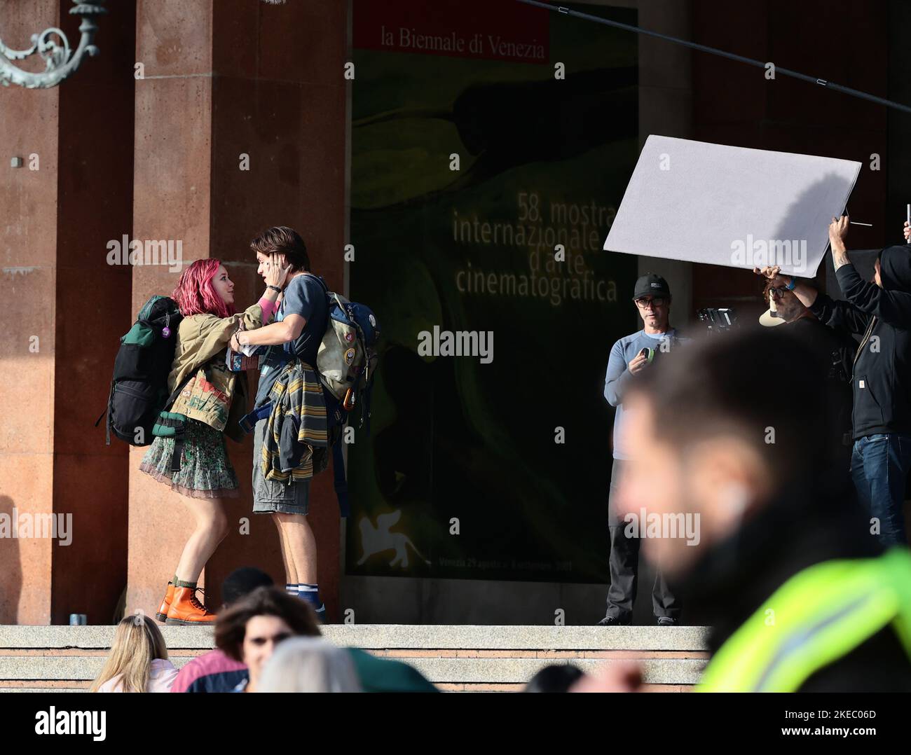 Venise, Italie. 12th novembre 2022. L'actrice britannique Liv Hill et l'acteur britannique Louis Partridge pendant le tournage par Alfonso Cuarón à Venise pour une production d'Apple TV à l'air en 2023 crédit: Agence de photo indépendante/Alamy Live News Banque D'Images