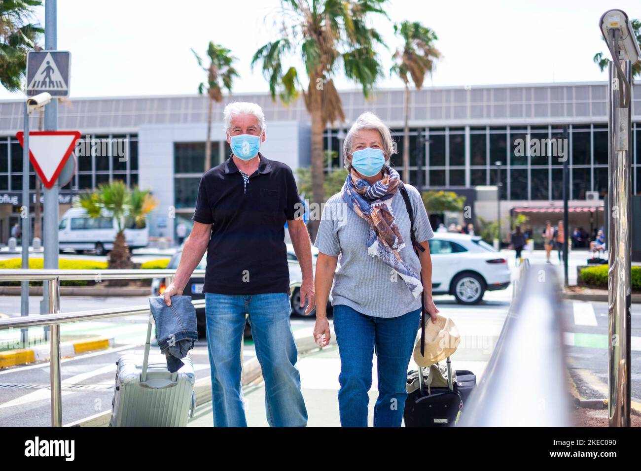 deux personnes âgées voyageant ensemble après la quarantaine et le verrouillage portant un masque médical et chirurgical pour prévenir le nouveau type de grippe ou de virus covid-19 ou anny - personnes matures avec une valise Banque D'Images deux personnes âgées voyageant ensemble après la quarantaine et le verrouillage portant un masque médical et chirurgical pour prévenir le nouveau type de grippe ou de virus covid-19 ou anny - personnes matures avec une valise Banque D'Images