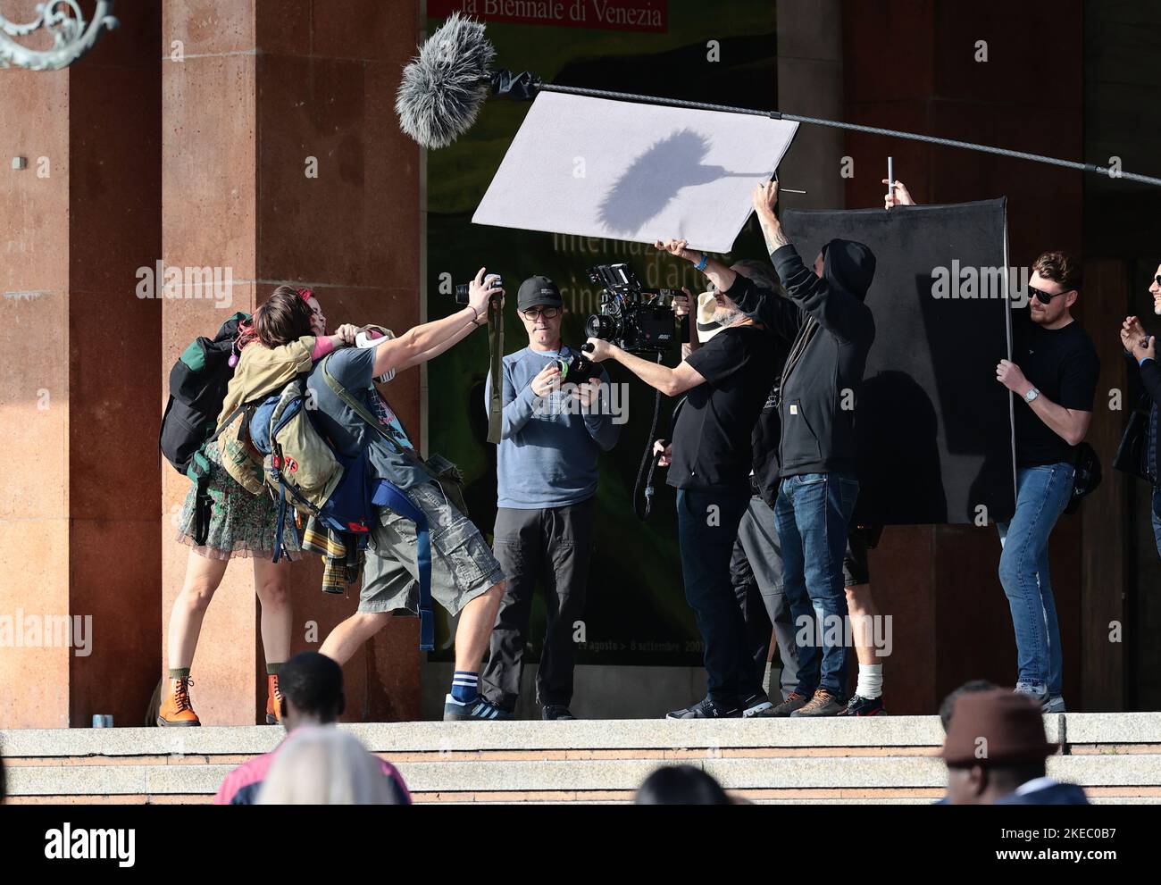 Venise, Italie. 12th novembre 2022. L'actrice britannique Liv Hill et l'acteur britannique Louis Partridge pendant le tournage par Alfonso Cuarón à Venise pour une production d'Apple TV à l'air en 2023 crédit: Agence de photo indépendante/Alamy Live News Banque D'Images