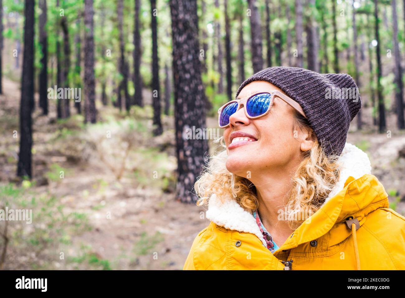 portrait d'une belle femme regardant et appréciant la nature dans une forêt avec quelques arbres - voyages et vacances en montagne Banque D'Images