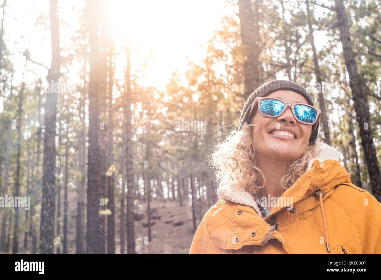 portrait d'une belle femme regardant et appréciant la nature dans une forêt avec quelques arbres - voyages et vacances en montagne Banque D'Images