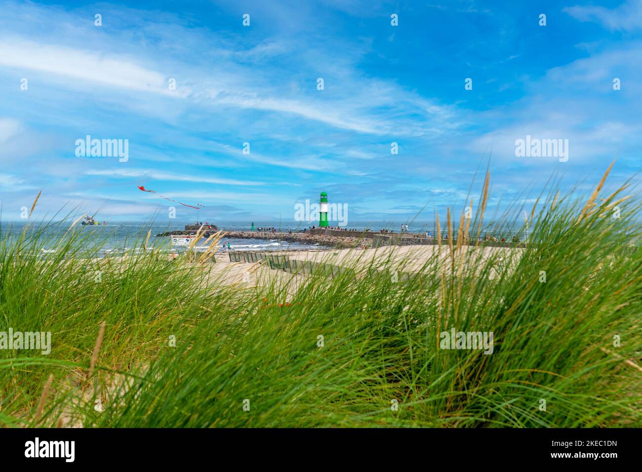 Feu à éclats allumé sur le quai ouest de Warnemünde, ville hanséatique de Rostock, côte de la mer Baltique, Mecklembourg-Poméranie occidentale, Allemagne, Europe Banque D'Images