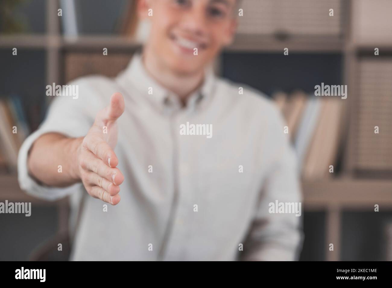 Portrait de tête homme d'affaires souriant portant des lunettes se prolongeant la main pour poignée de main à l'appareil photo, sympathique responsable RH saluant le candidat lors de l'entrevue, offrant une offre, accueillant le client lors de la réunion Banque D'Images